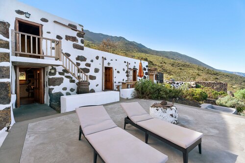 Holiday Home 'El Lagar' with Sea View, Shared Terrace and Wi-Fi