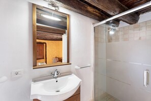 Shower, hair dryer, towels - Holiday Home 'El Lagar' with Sea View, Shared Terrace and Wi-Fi (frontera)