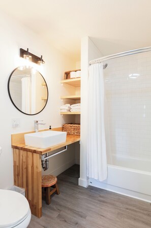 Een douche, een haardroger, handdoeken, zeep