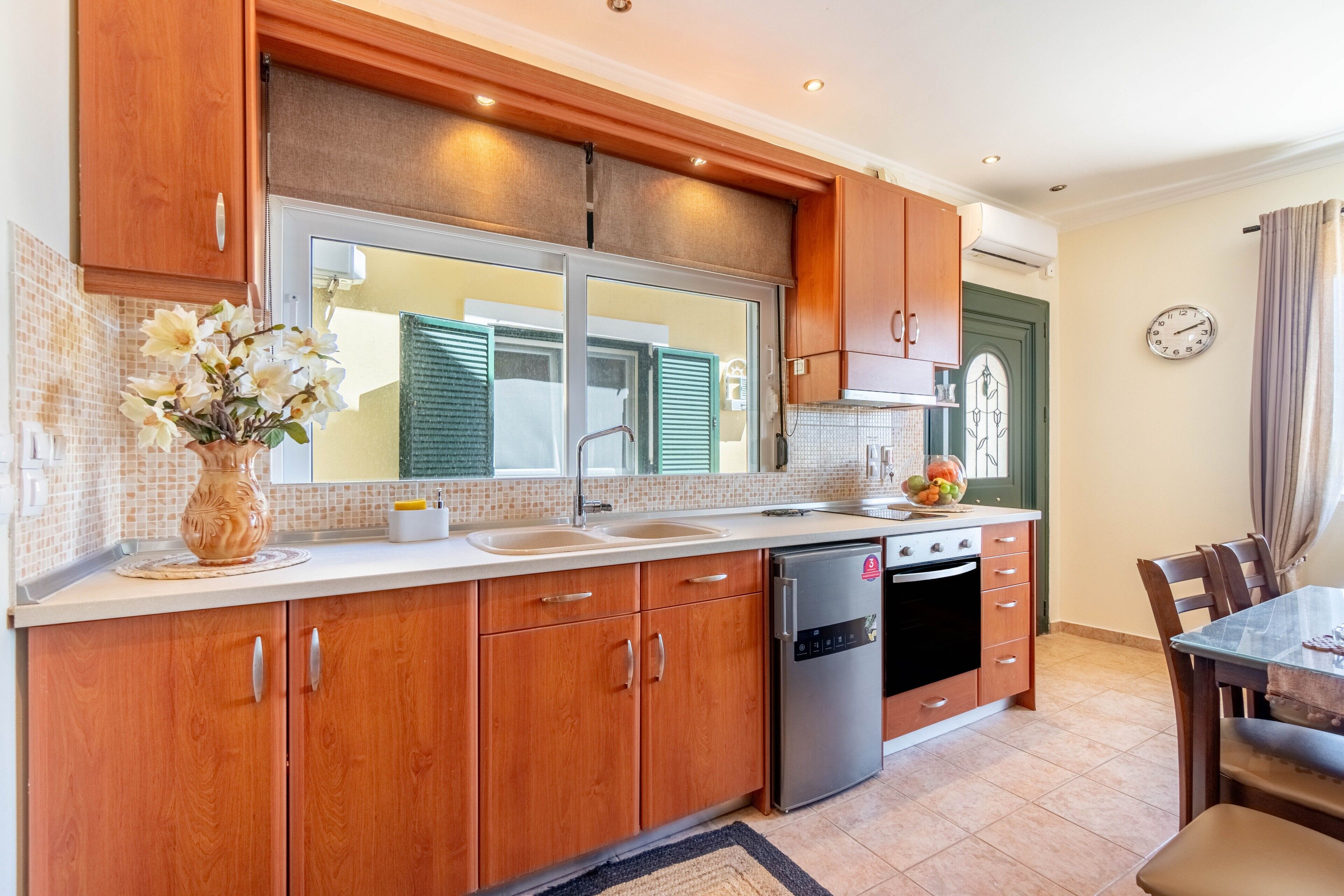 Fridge, oven, stovetop, coffee/tea maker