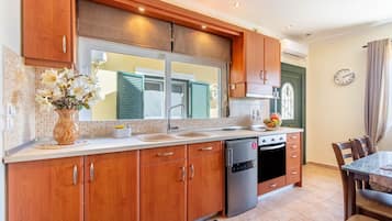 Fridge, oven, stovetop, coffee/tea maker