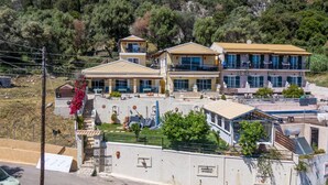 Ein mehrstöckiges Gebäude mit Balkonen, einem Pool und Blick auf eine Berglandschaft.
