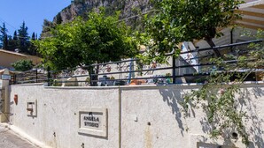 Un edificio blanco con un cartel que dice 'ANGELA STUDIO'.