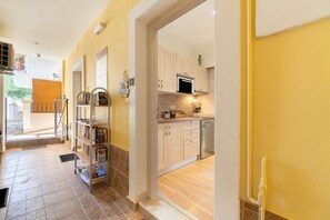 Frigorifero, forno, piano cottura, macchina per tè/caffè