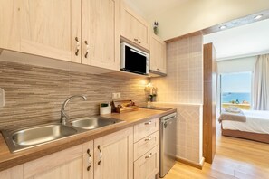 Fridge, oven, stovetop, coffee/tea maker