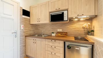 Refrigerador, horno, parrilla de estufa y cafetera y tetera