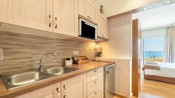 Fridge, oven, stovetop, coffee/tea maker