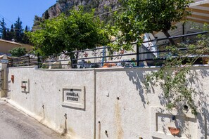 Property grounds - Studio Apartment 'Angela 2' with Sea View, Wi-Fi and Air Conditioning (Corfu)