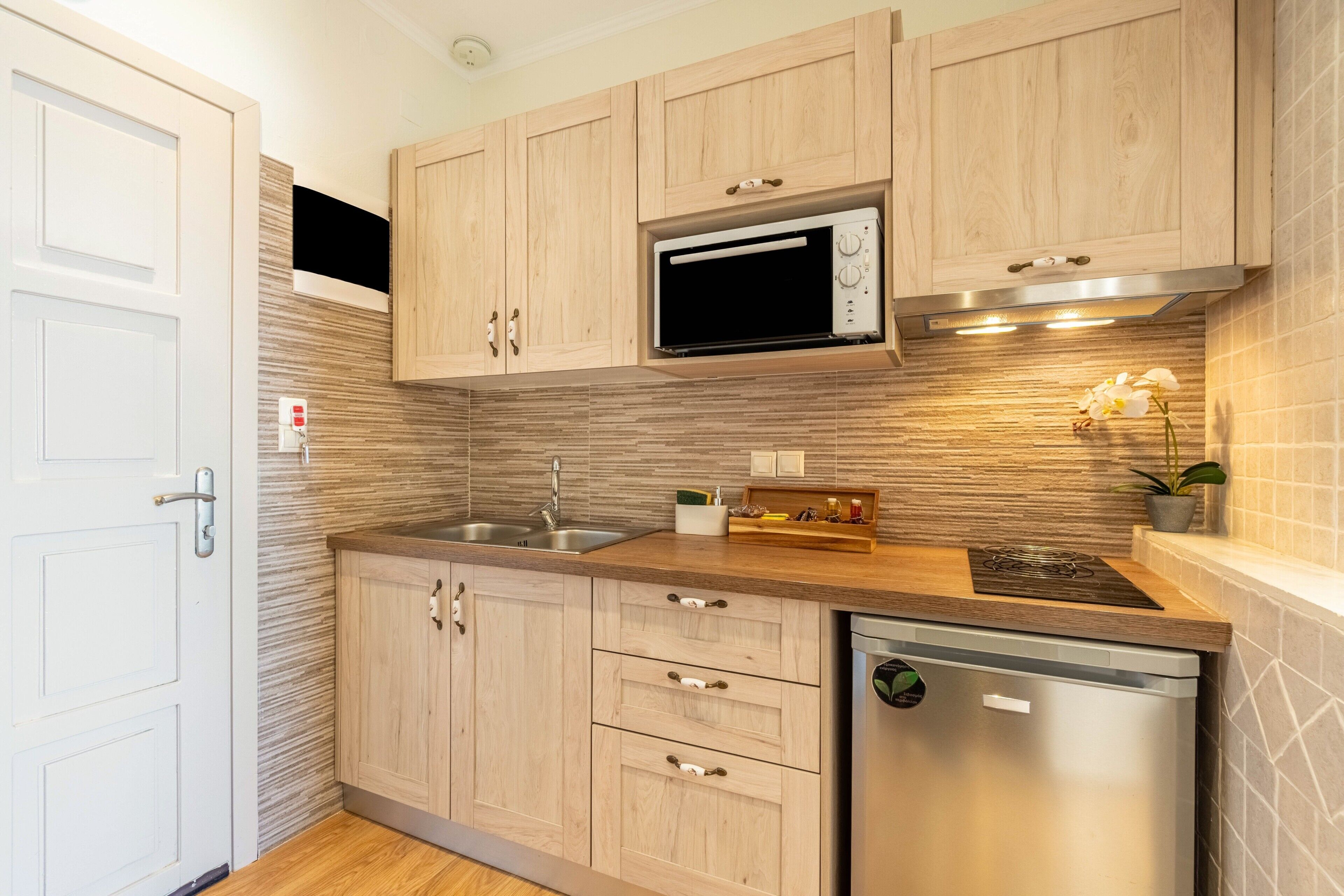Fridge, oven, stovetop, coffee/tea maker