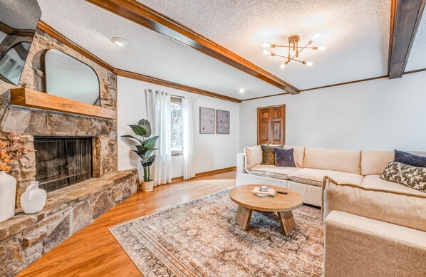 TV - Massive Home in East Memphis (Memphis)