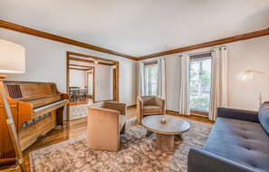 TV - Massive Home in East Memphis (Memphis)