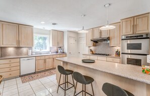 Private kitchen - Massive Home in East Memphis (Memphis)