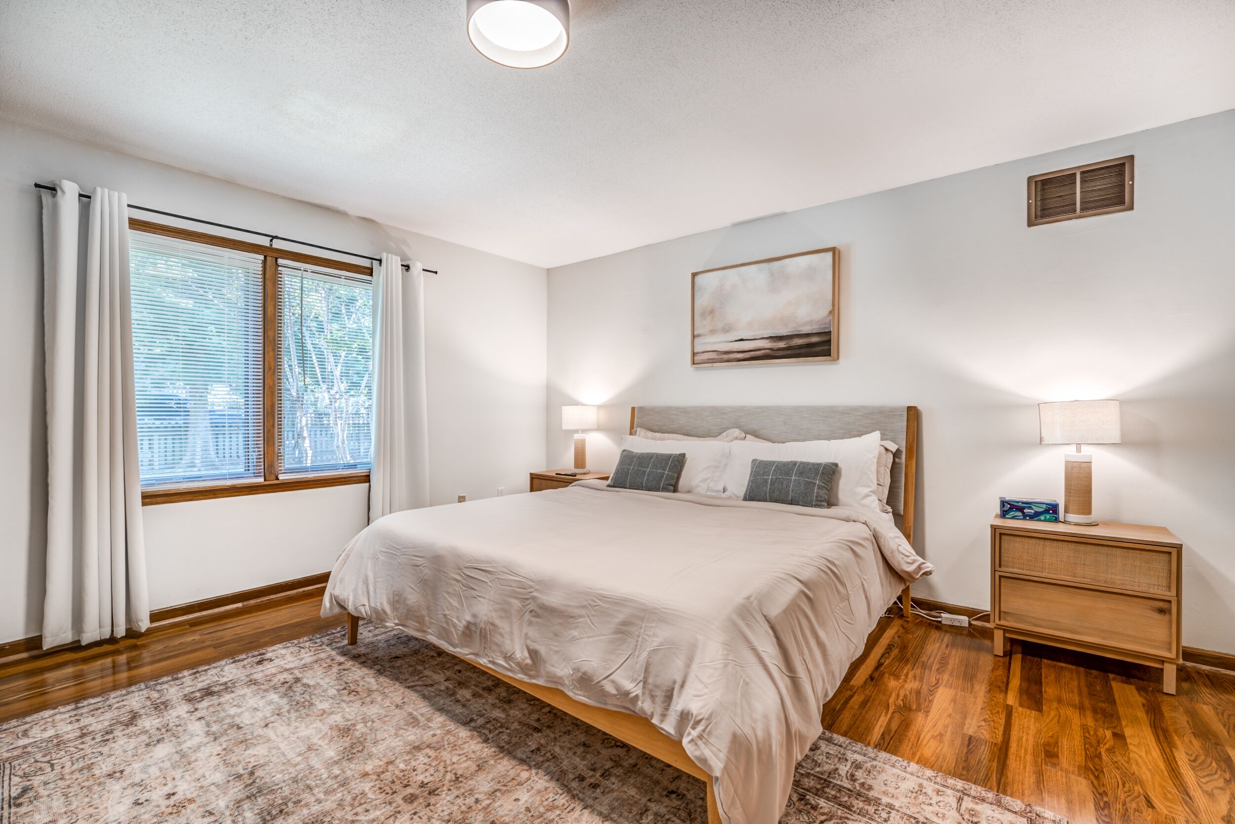 5 bedrooms, iron/ironing board, WiFi, bed sheets