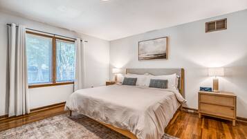 5 bedrooms, iron/ironing board, WiFi, bed sheets