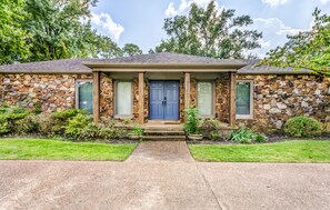 Exterior detail - Massive Home in East Memphis (Memphis)