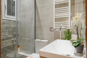 Douche, sèche-cheveux, serviettes fournies
