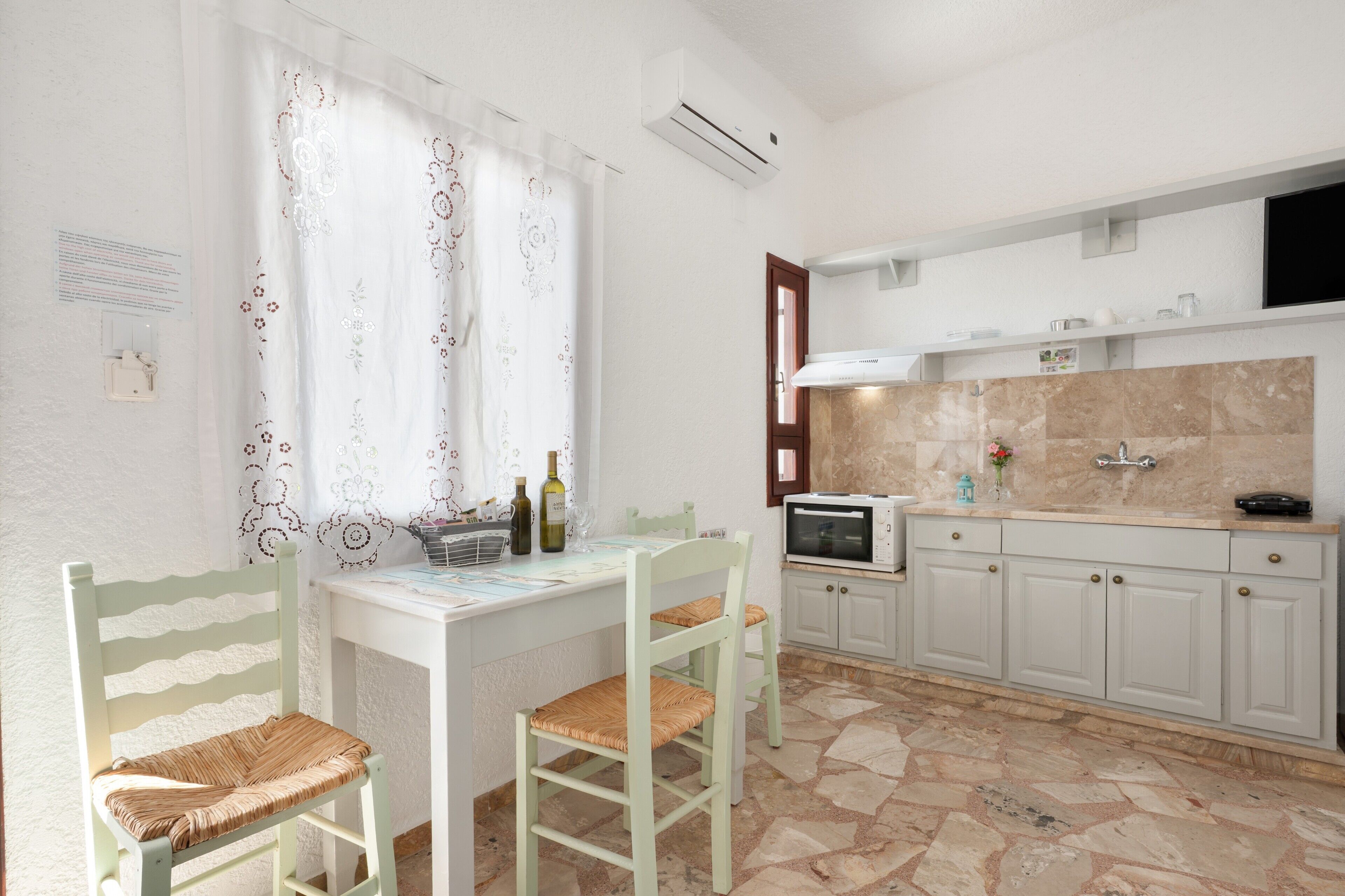 Frigorífic, forn, placa de cuina i cafetera i tetera 