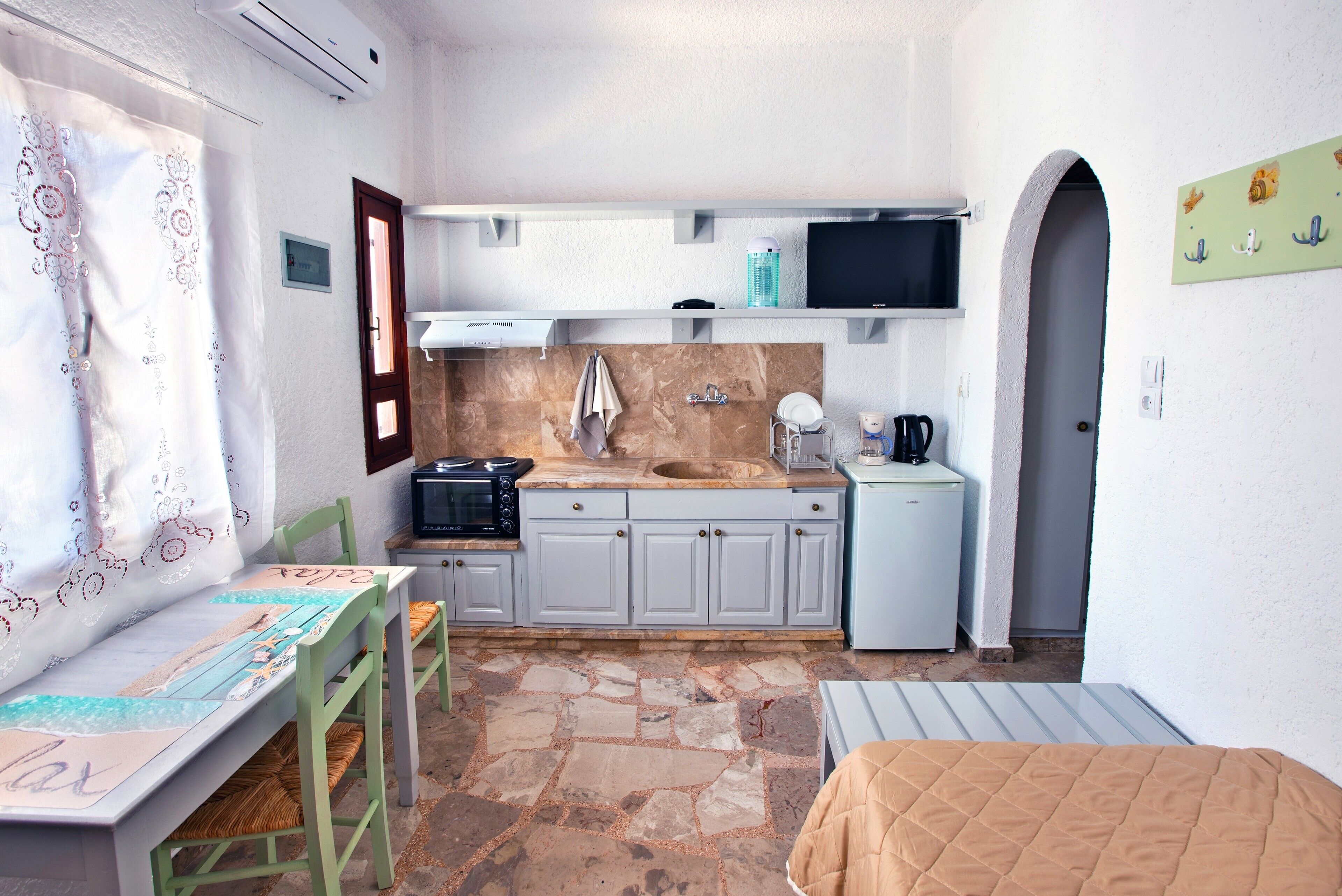 Kühlschrank, Ofen, Herdplatte, Wasserkocher mit Kaffee-/Teezubehör