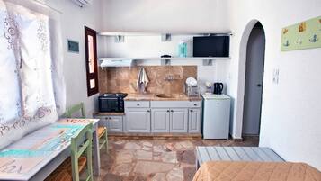 Kühlschrank, Ofen, Herdplatte, Wasserkocher mit Kaffee-/Teezubehör