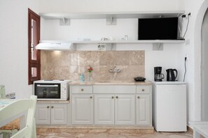 Réfrigérateur, four, plaque de cuisson, cafetière/bouilloire