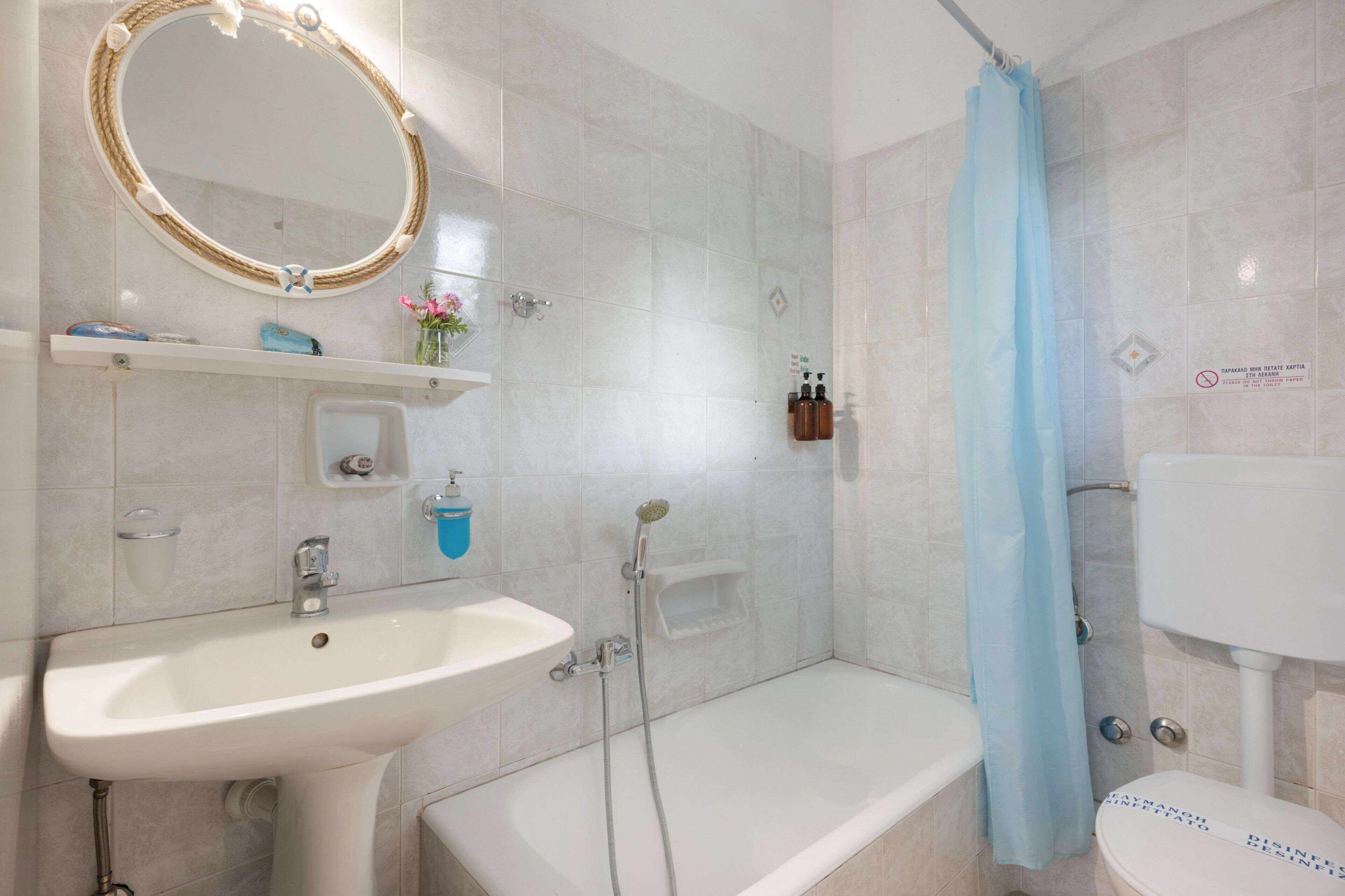 Douche, sèche-cheveux, serviettes fournies
