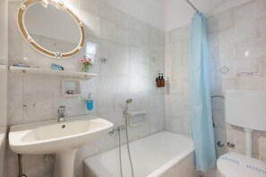 Een douche, een haardroger, handdoeken