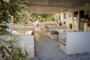 Outdoor dining - Apartment In A Hotel 'with Sea View-Creta' with Sea View, Wi-Fi and Air Conditioning (Ferma)