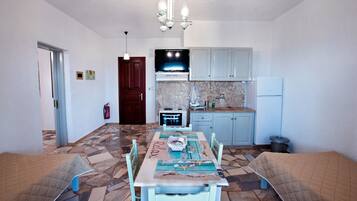 Kühlschrank, Ofen, Herdplatte, Wasserkocher mit Kaffee-/Teezubehör