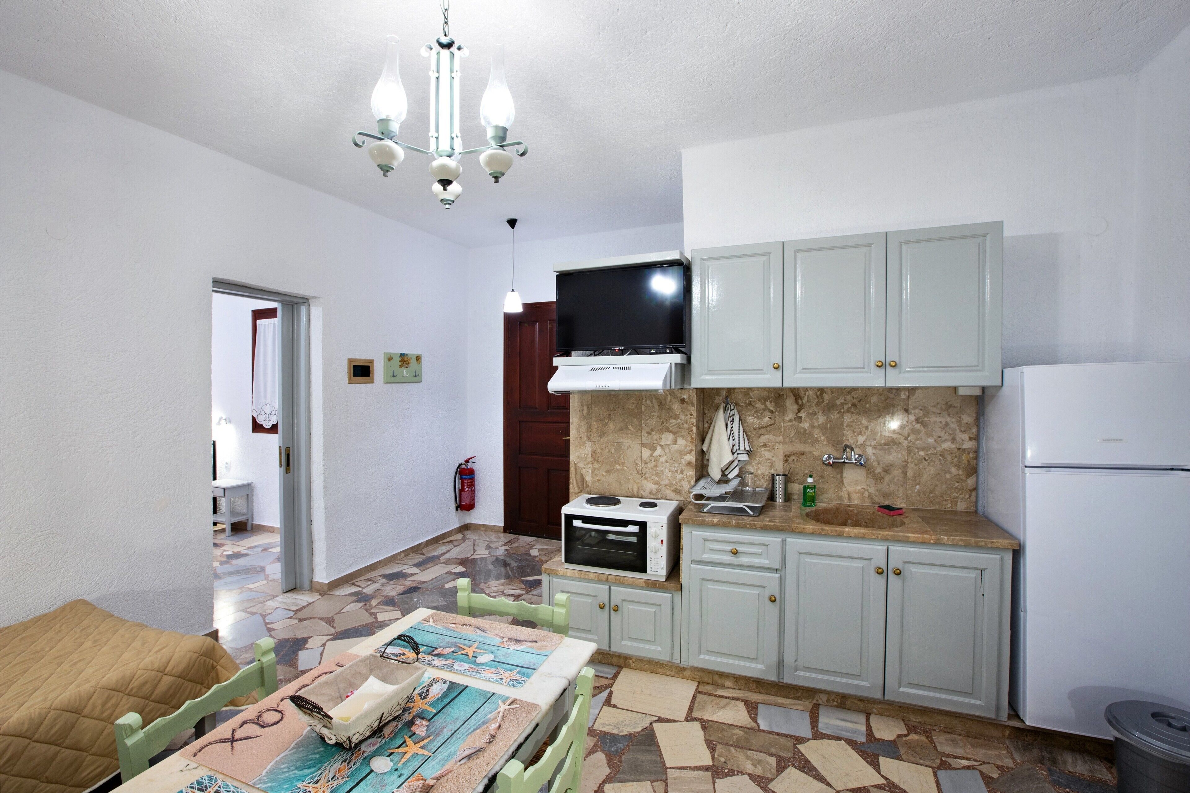 Fridge, oven, stovetop, coffee/tea maker