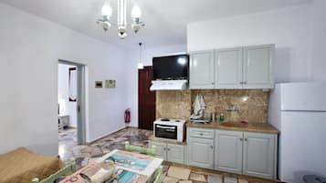 Fridge, oven, stovetop, coffee/tea maker