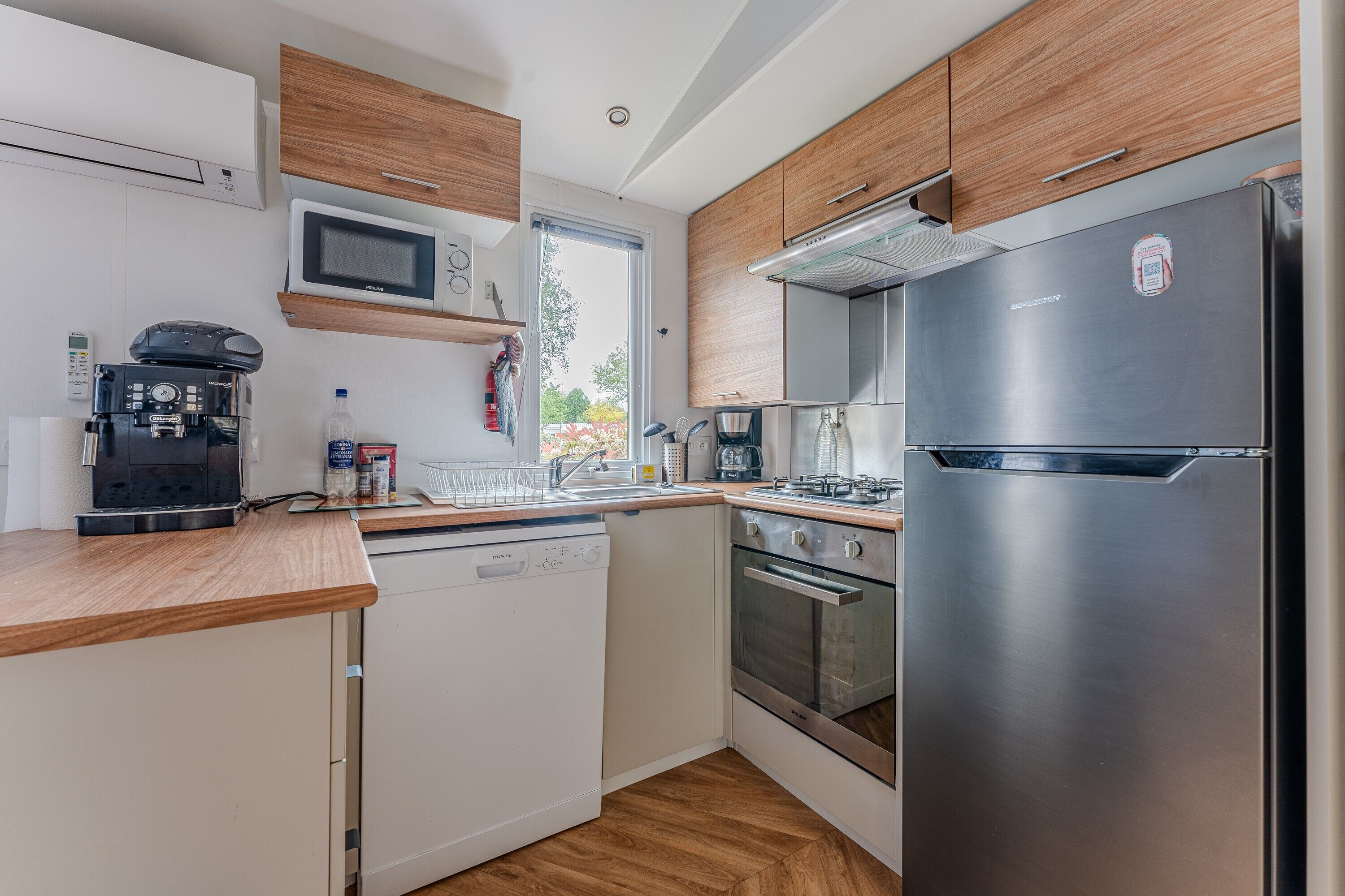 Kylskåp, mikrovågsugn, ugn och spishäll