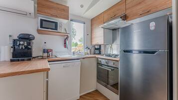 Kylskåp, mikrovågsugn, ugn och spishäll