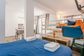 Ein Zimmer mit einem Etagenbett, einem Schreibtisch und einem Stuhl.