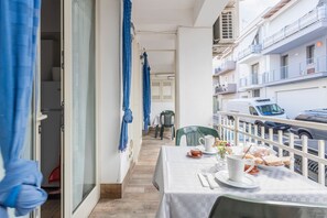 Outdoor dining - Holiday Home 'Casavacanzefranca - 12' with Balcony, Wi-Fi and Air Conditioning (terrasini)