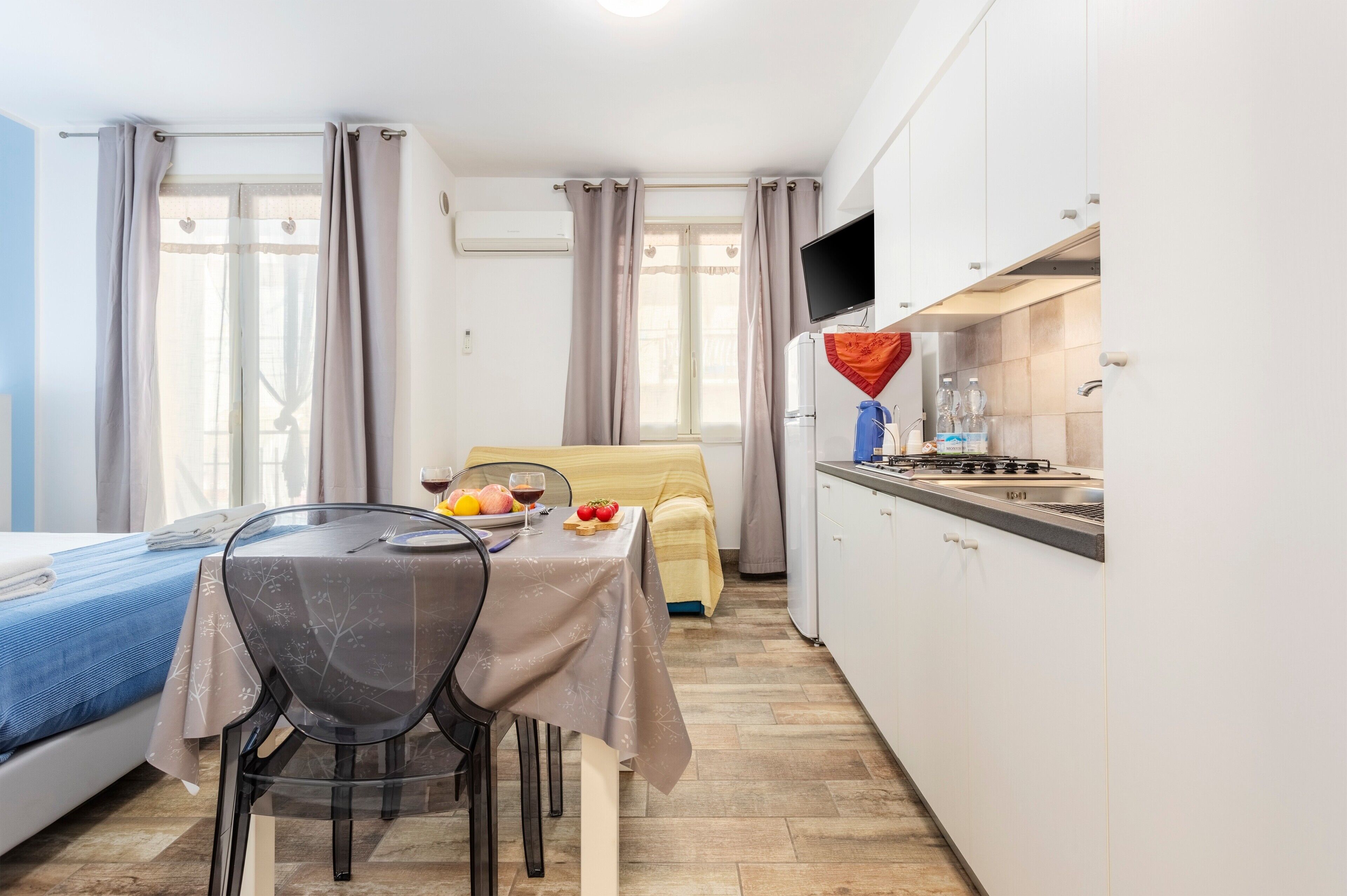 Kjøleskap, mikrobølgeovn, kokeplater og kaffetrakter/tekoker