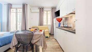 Kjøleskap, mikrobølgeovn, kokeplater og kaffetrakter/tekoker