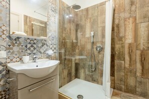 Dusche, kostenlose Toilettenartikel, Haartrockner, Handtücher