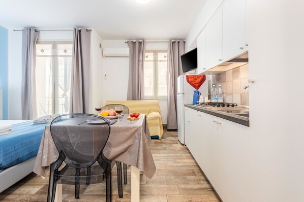 Fridge, microwave, stovetop, coffee/tea maker