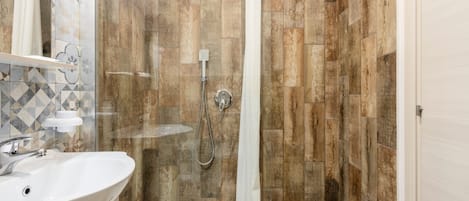 シャワー、バスアメニティ (無料)、ヘアドライヤー、タオル