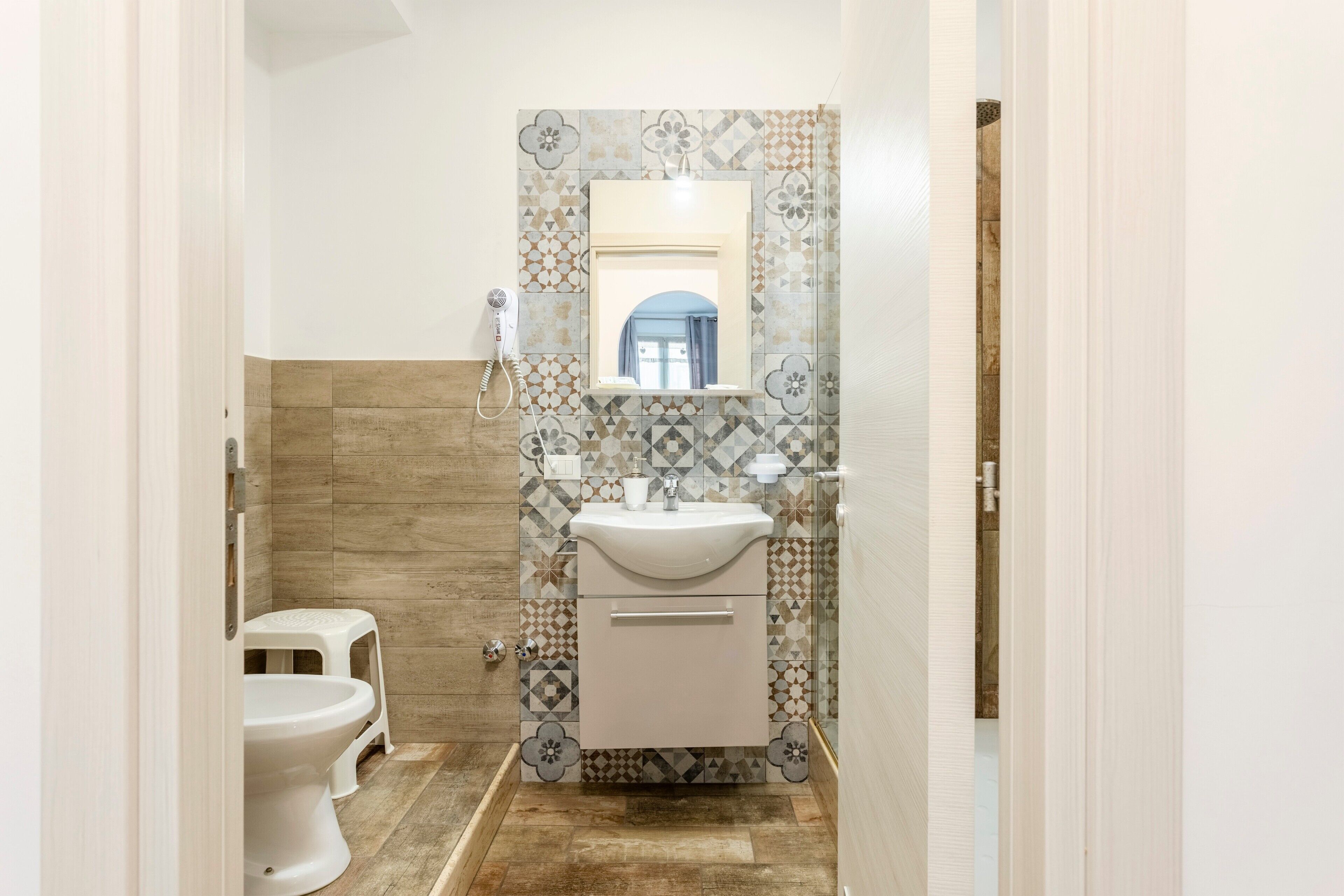 Dusj, toalettartikler (inkludert), hårføner og håndklær