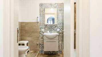 Dusj, toalettartikler (inkludert), hårføner og håndklær