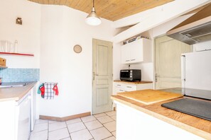 Fridge, microwave, oven, stovetop - Holiday Home "De Pêcheur Au Calme" with Private Terrace, Garden & Wi-Fi (La Faute Sur Mer)