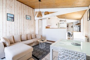 TV - Holiday Home "De Pêcheur Au Calme" with Private Terrace, Garden and Wi-Fi (La Faute Sur Mer)