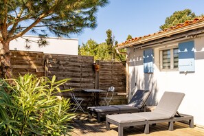 Terrace/patio - Holiday Home "De Pêcheur Au Calme" with Private Terrace, Garden and Wi-Fi (La Faute Sur Mer)