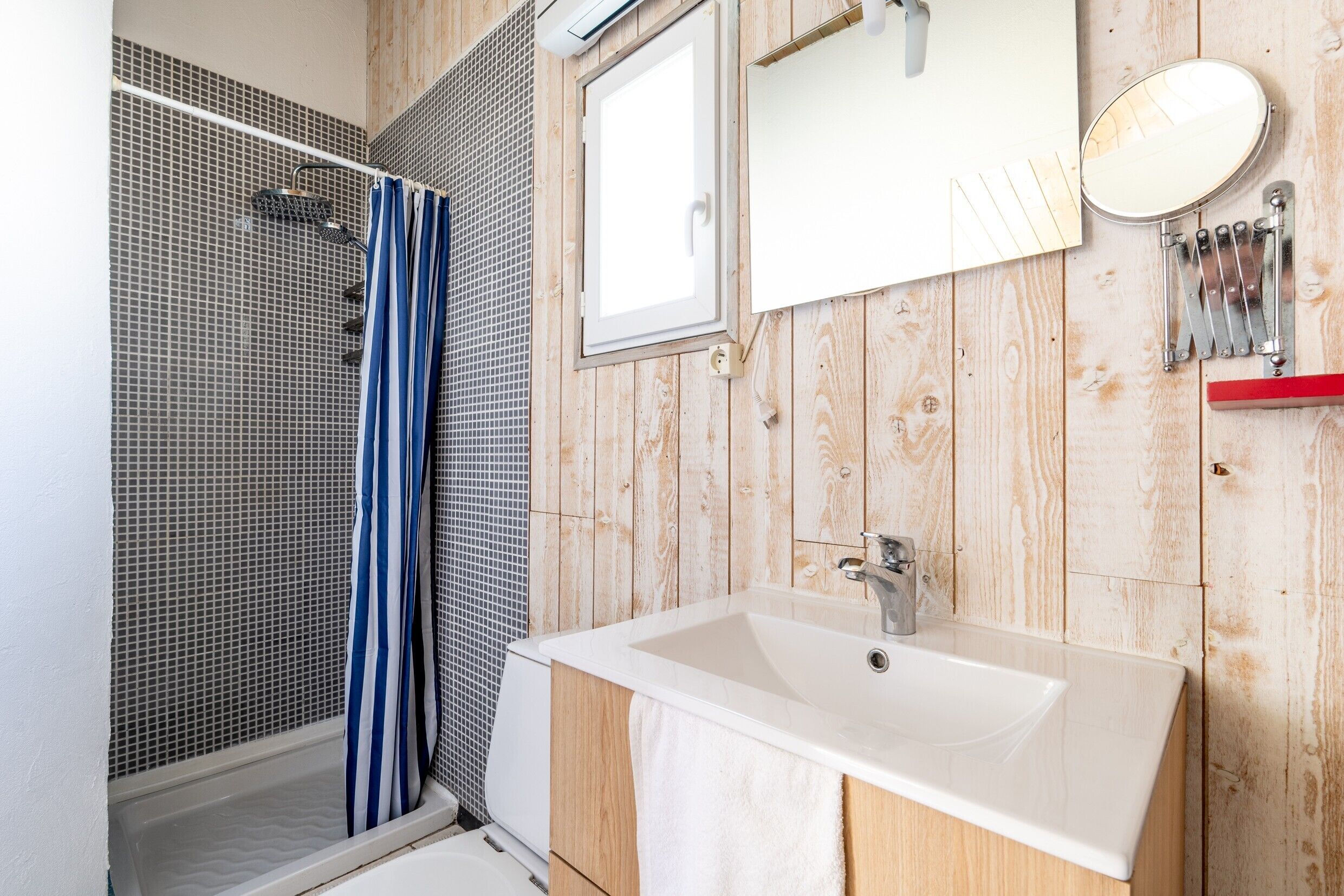 Douche, sèche-cheveux, serviettes fournies