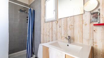 Douche, sèche-cheveux, serviettes fournies