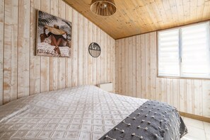 1 bedroom, free WiFi, bed sheets - Holiday Home "De Pêcheur Au Calme" with Private Terrace, Garden and Wi-Fi (La Faute Sur Mer)