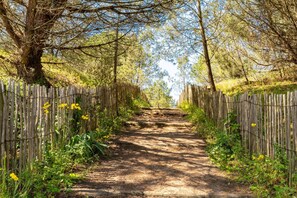 Property grounds - Holiday Home "De Pêcheur Au Calme" with Private Terrace, Garden and Wi-Fi (La Faute Sur Mer)