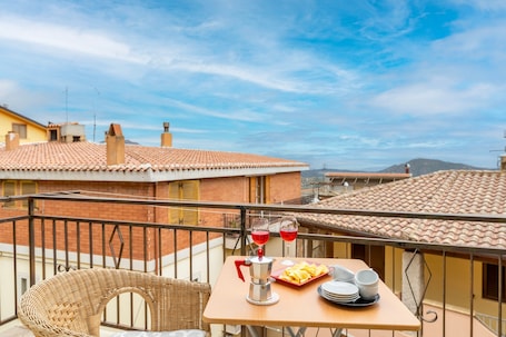 Ristorazione all'aperto. Casa vacanze "Jerzu Centro 2" con terrazza privata e balcone