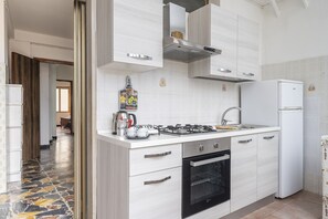 Frigorífic, microones, forn i placa de cuina 